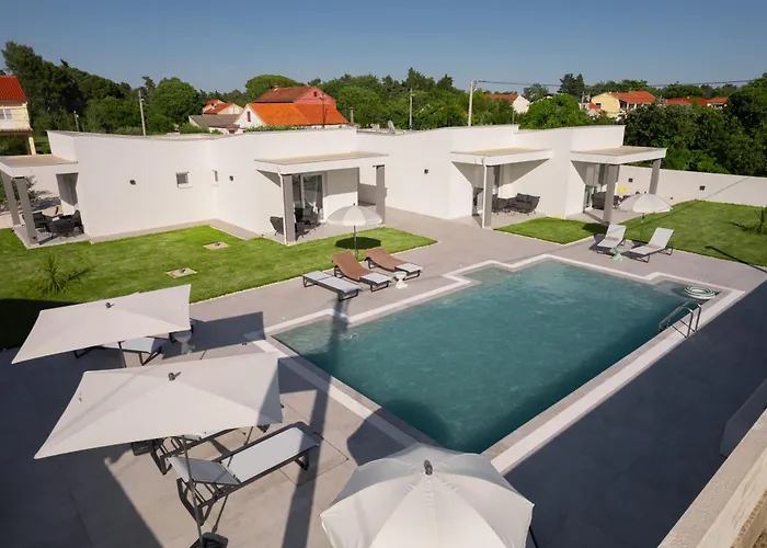 Venti With Swimming Pool And Private Parking