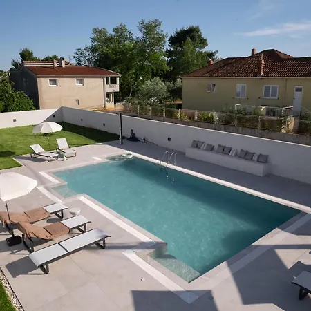 Venti With Swimming Pool And Private Parking Apartman